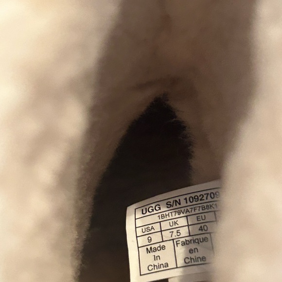 FLASH SALE🔥Ugg Remora*Nearly New** Buckle rhinestone sheepskin boots - Picture 12 of 13